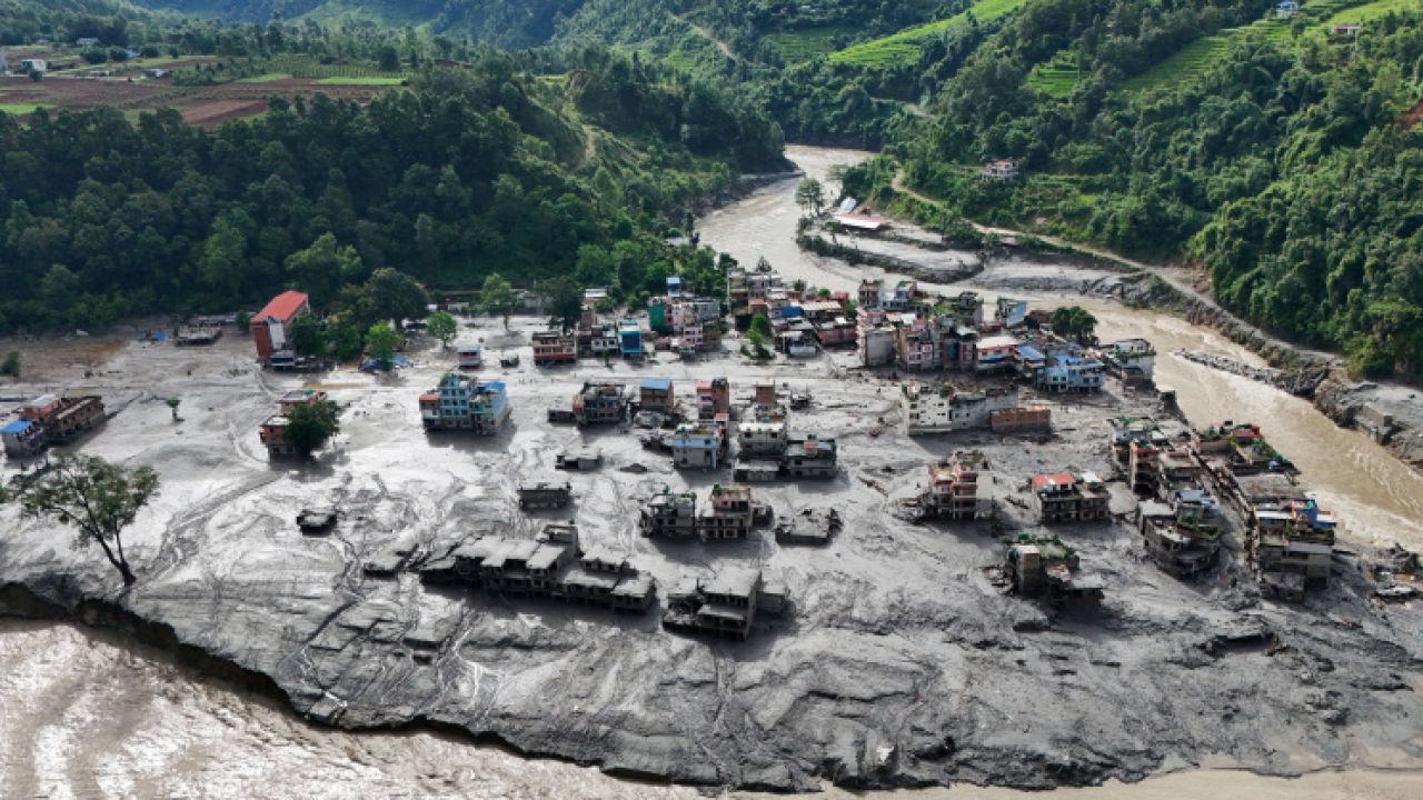 নেপাল-তিব্বত সীমান্তে হিমবাহ ধসে ভয়াবহ বন্যা: নিখোঁজ প্রায় দেড় হাজার, নিহত ছাড়াতে পারে ১৬৫