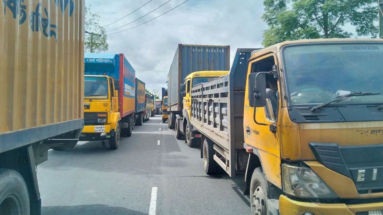 ঢাকা-চট্টগ্রাম মহাসড়কে ৫০ কিমি যানজট, চরম ভোগান্তিতে যাত্রীরা
