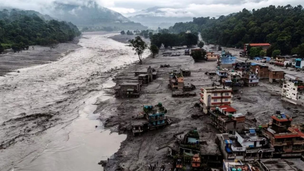 নেপালে ভয়াবহ বন্যায় দুই শতাধিক শিক্ষার্থী নিখোঁজ