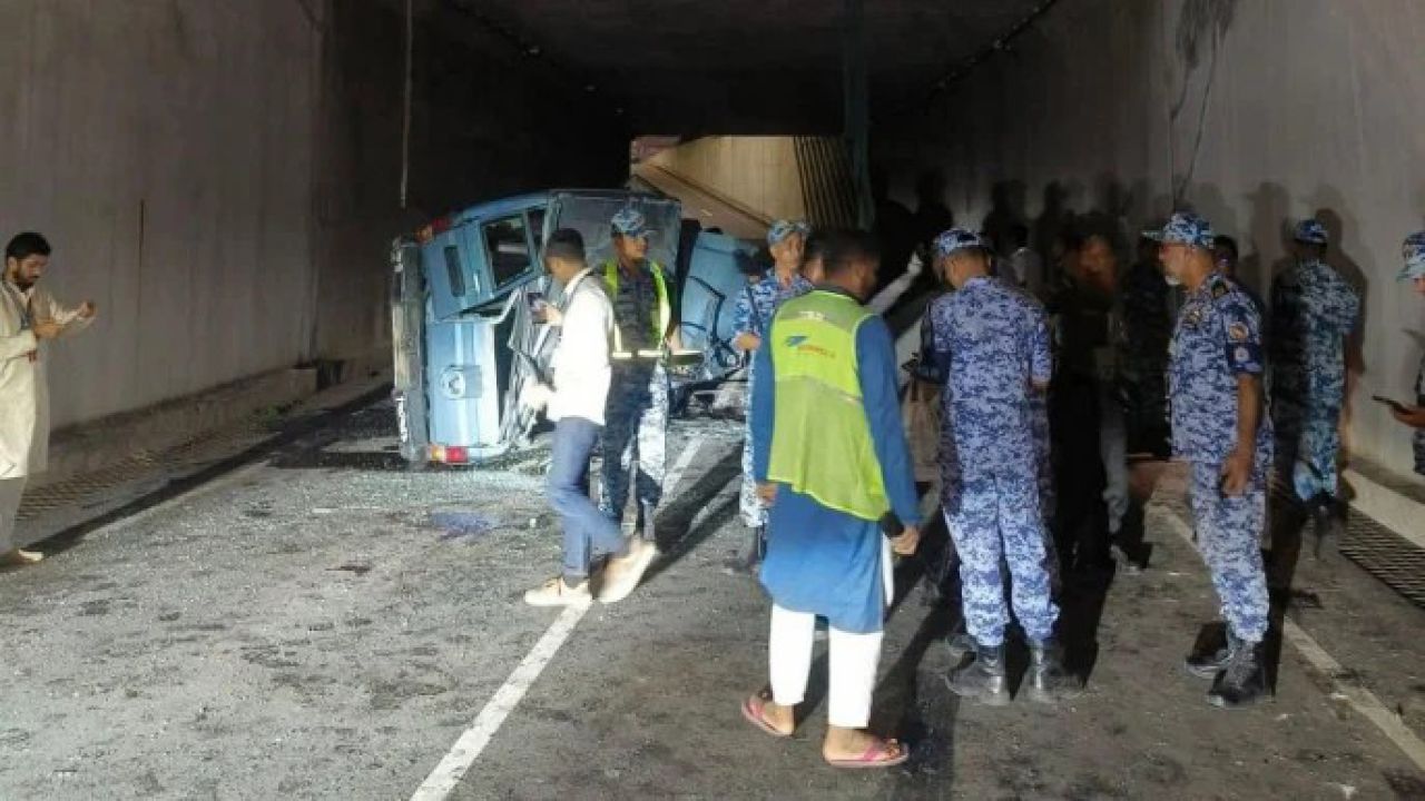 থার্ড টার্মিনালের ফ্লাইওভার থেকে বিমানবাহিনীর পিকআপ পড়ে নিহত ৩