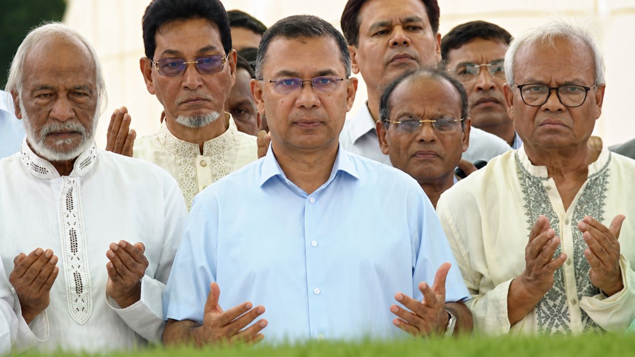 বিএনপির প্রতিষ্ঠাবার্ষিকীতে জিয়াউর রহমান ও খালেদা জিয়ার সমাধিতে তারেক রহমানের শ্রদ্ধা