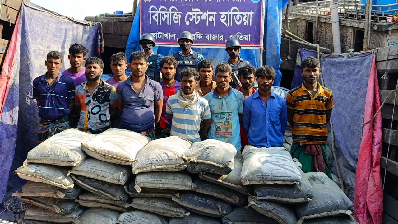 মিয়ানমারে পাচারকালে ৫৯৫ বস্তা সিমেন্টসহ ১২ পাচারকারীকে আটক করেছে কোস্ট গার্ড