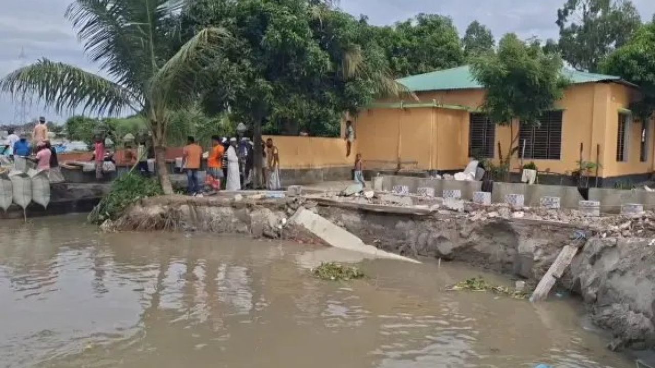 এশার নামাজ পড়েছিলেন মুসল্লিরা, ফজরের আগেই মসজিদ নদীতে
