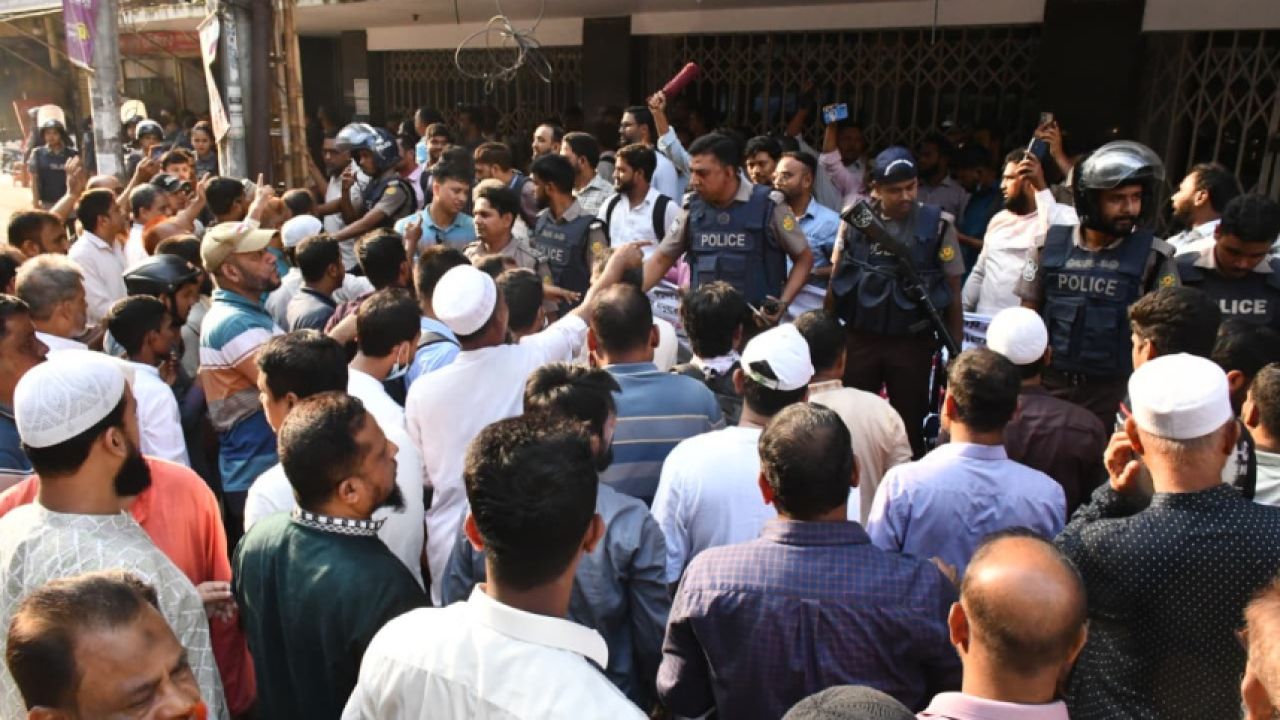 ইসলামী ব্যাংকের সামনে চাকরিচ্যুত কর্মকর্তা ও গ্রাহক ফোরামের রক্তক্ষয়ী সংঘর্ষ