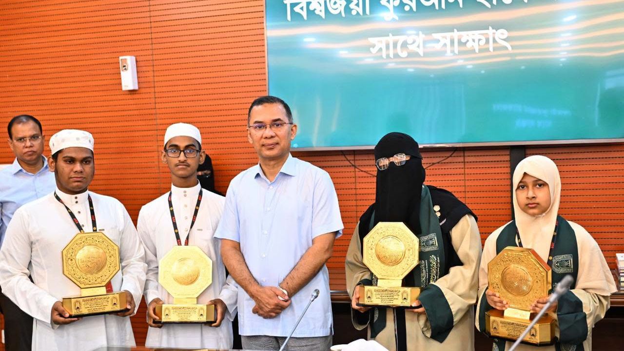 বিশ্বজয়ী কুরআন হাফেজদের সঙ্গে সাক্ষাৎ করলেন প্রধানমন্ত্রী তারেক রহমান