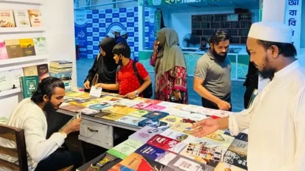 বায়তুল মোকাররমে জমজমাট ইসলামি বইমেলা, থাকছে ৬০% পর্যন্ত ছাড়!