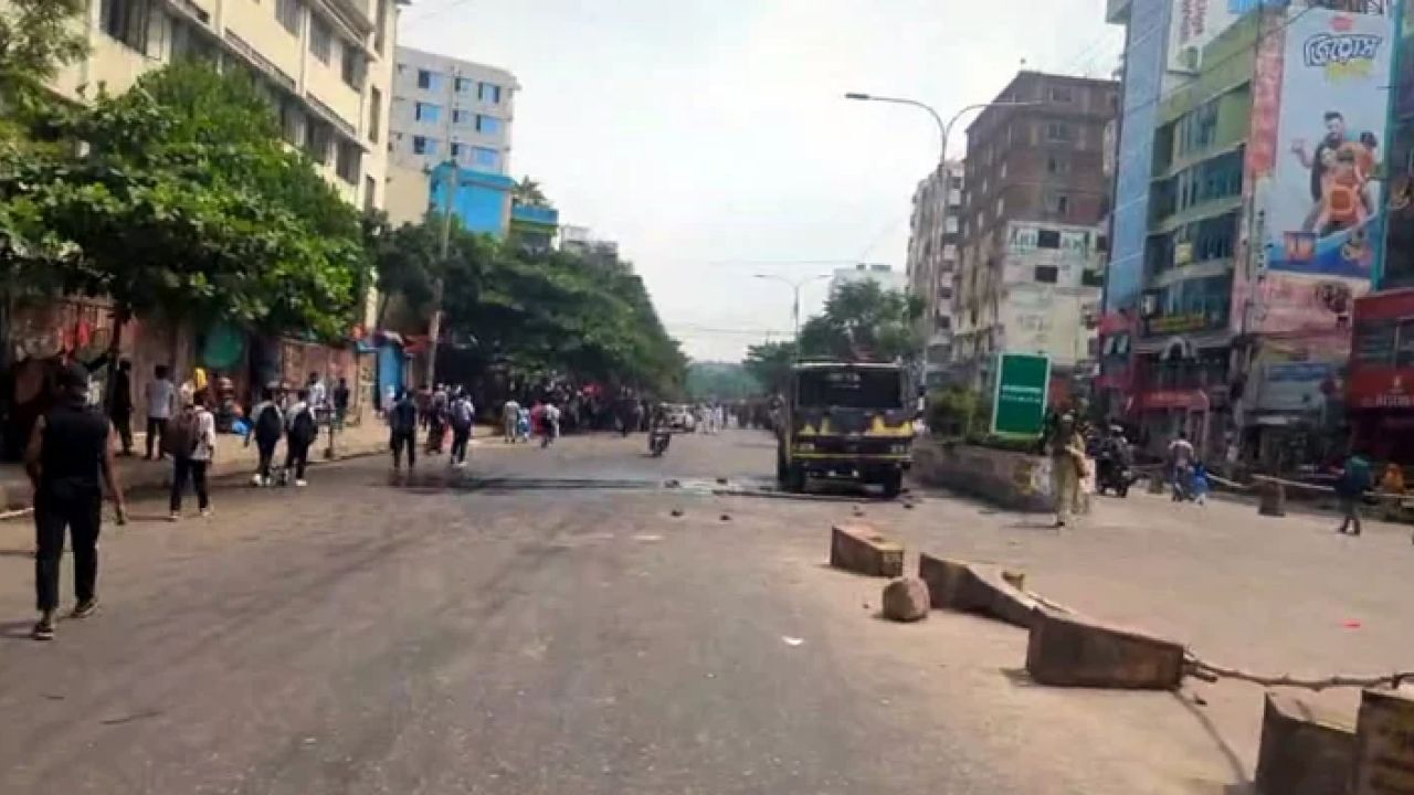 হোপ মার্কেটে পুলিশ-হকার সংঘর্ষ, আহত গণমাধ্যমকর্মী