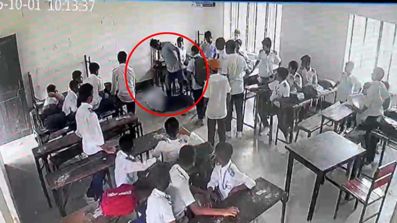 সিরাজদীখানে শ্রেণিকক্ষে ঢুকে ছাত্রকে তিনবার আছাড়, অভিভাবক আটক