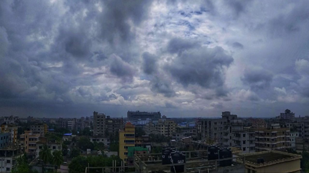 ঢাকার আকাশ আজ আংশিক মেঘলা ও হালকা বৃষ্টির সম্ভাবনা
