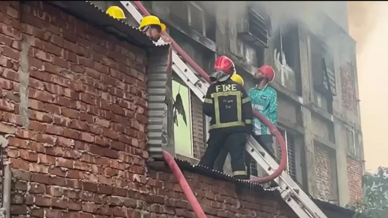 গাজীপুরে পোশাক কারখানায় ভয়াবহ আগুন, ছাদ থেকে ৭০ কর্মীকে উদ্ধার করলো ফায়ার সার্ভিস