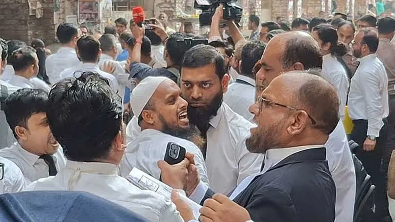 সিএমএম আদালতে জামায়াত ও বিএনপিপন্থি আইনজীবীদের হট্টগোল ও হাতাহাতি