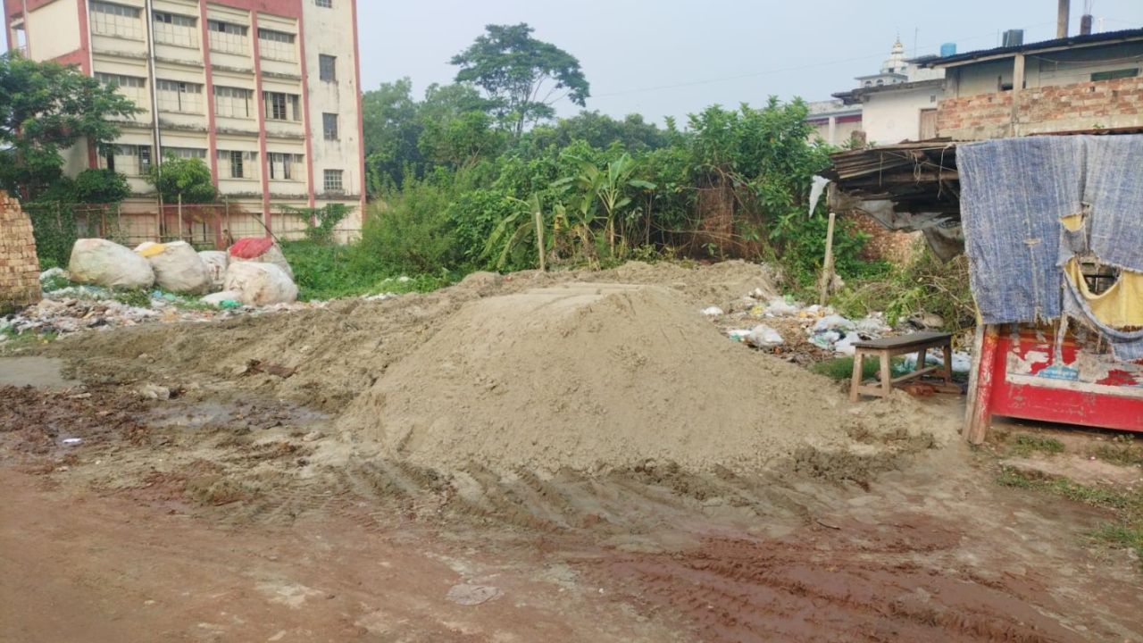 সরকারি জায়গায় বালু ফেলে দখল চেষ্টার অভিযোগ বিএনপি নেতার ভাইয়ের বিরুদ্ধে
