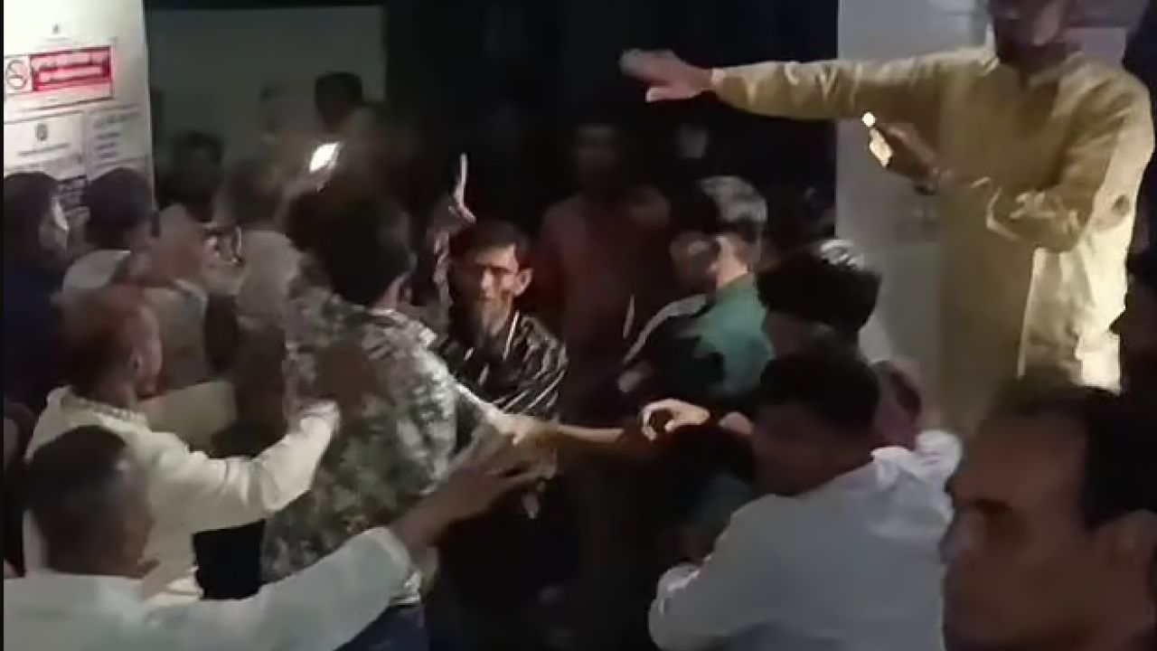 নোয়াখালীতে ভুল চিকিৎসার অভিযোগে হাসপাতালে স্বজনদের ভাঙচুর, শিশুর মৃত্যু