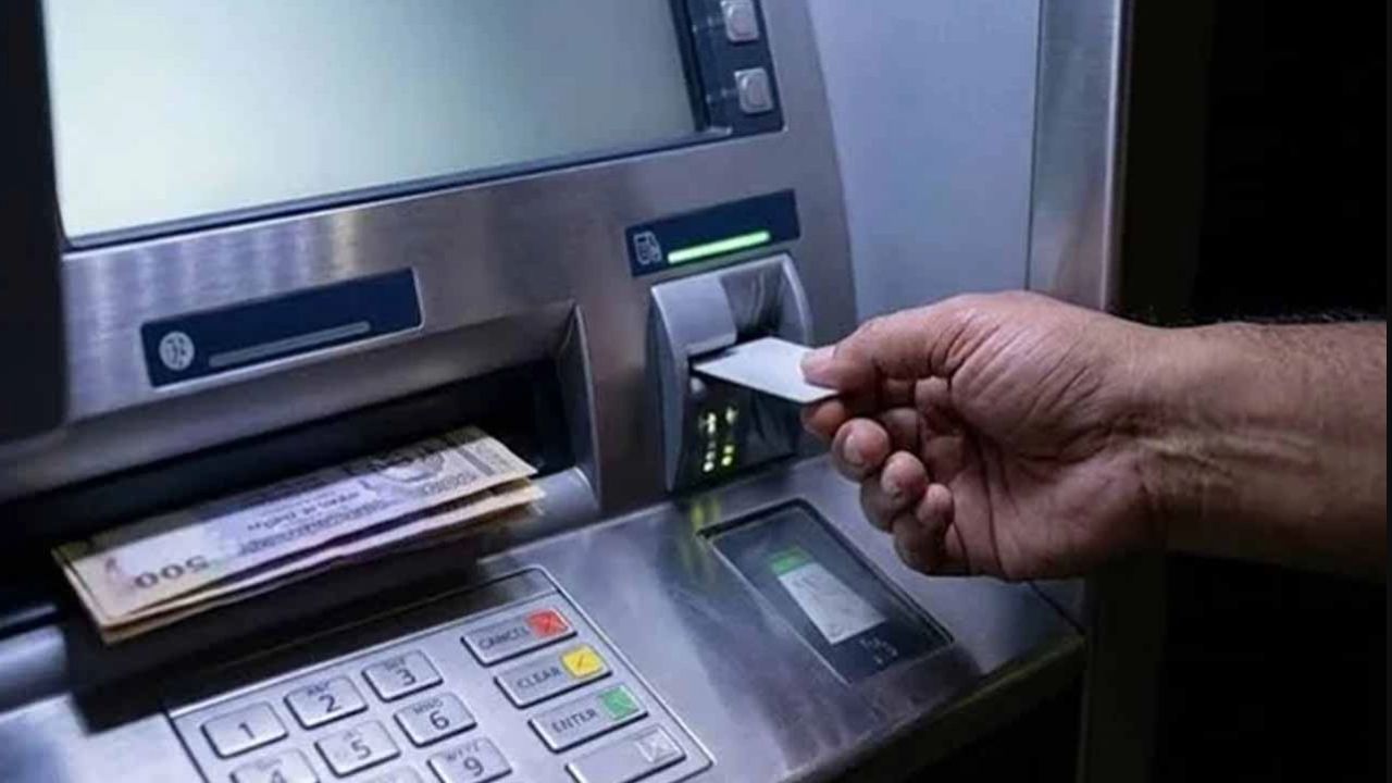 একযোগে ৩০ ব্যাংকের ডিজিটাল সেবা বন্ধ: কেন্দ্রীয় ব্যাংককে না জানানোয় গভর্নরের ক্ষোভ