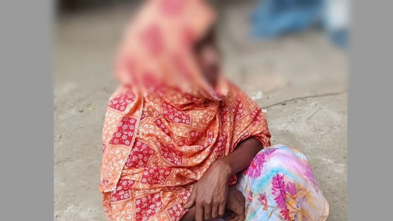 টাঙ্গাইলে পরকীয়া প্রেমিকের বাড়িতে ৩ সন্তানের জননীর অনশন, প্রেমিক পলাতক
