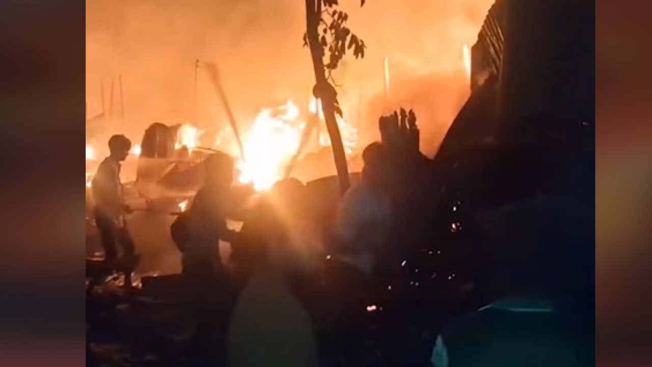 আশুলিয়ায় ফায়ার সার্ভিসের সাড়ে তিন ঘণ্টার চেষ্টায় জুট ও তুলার গোডাউনের আগুন নিয়ন্ত্রণে