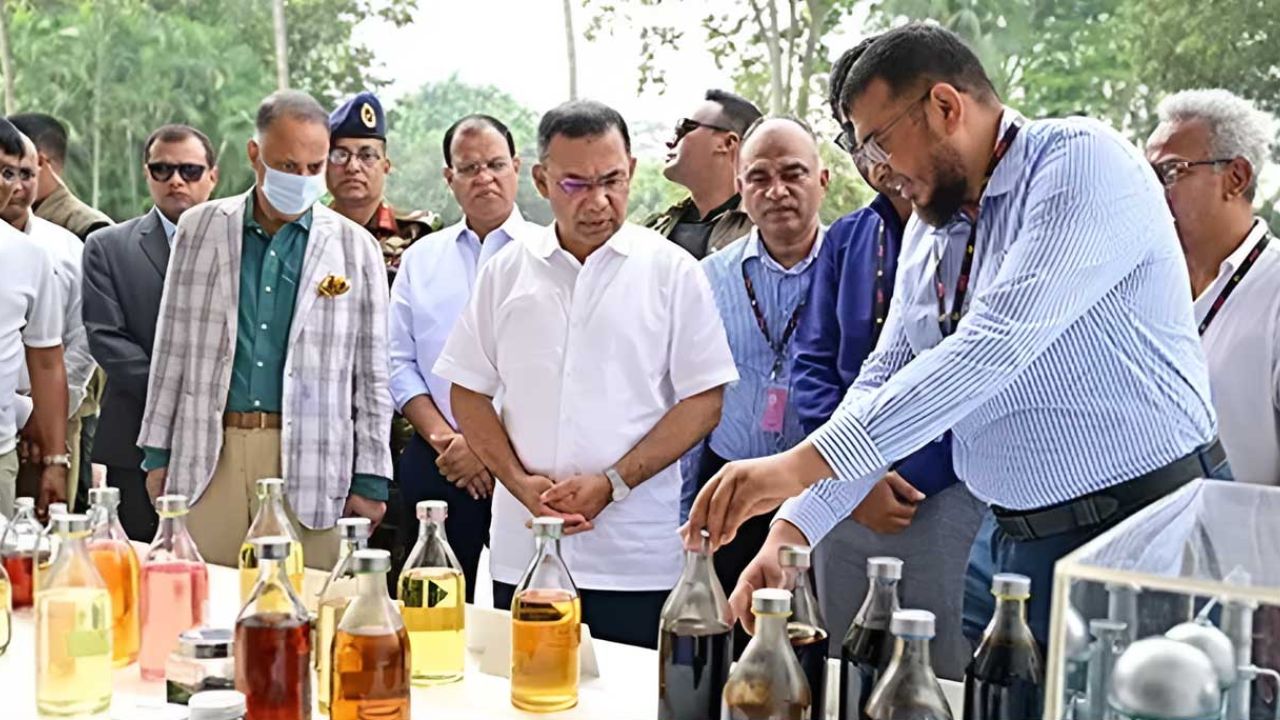 মানববর্জ্য ও কৃষিজ অবশিষ্টাংশ থেকে জ্বালানি তেল উৎপাদনের প্রদর্শনী দেখলেন প্রধানমন্ত্রী তারেক রহমান