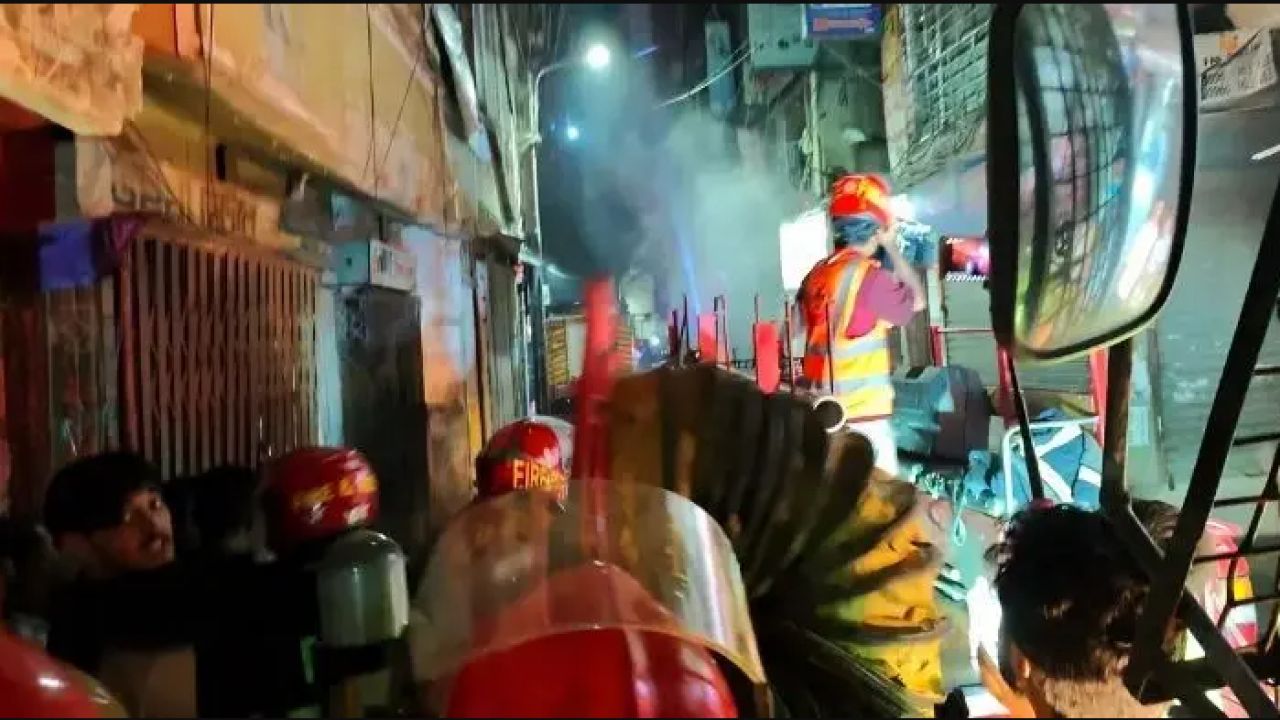 চকবাজারে মনজুর খান প্লাজার আগুন ছড়ালো পার্শ্ববর্তী ভবনে, নিয়ন্ত্রণে ফায়ার সার্ভিসের ৯ ইউনিট