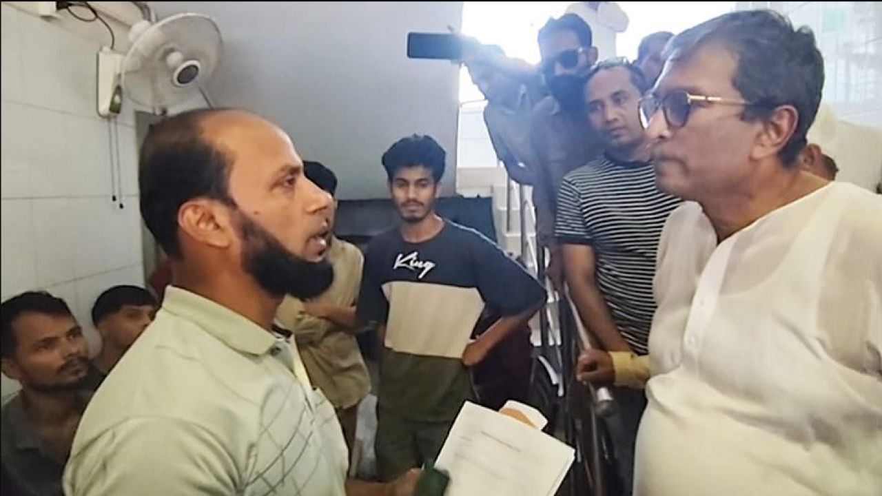 চাঁদপুর পাসপোর্ট অফিসে এমপি শেখ ফরিদ আহমেদ মানিকের ঝটিকা অভিযান, আটক ৩ দালালের বিরুদ্ধে আইনি ব্যবস্থা