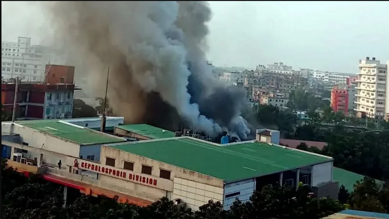  ইবনেসিনা ফার্মাসিউটিক্যালসের কারখানায় ভয়াবহ আগুন, নিয়ন্ত্রণে কাজ করছে ফায়ার সার্ভিসের ৬ ইউনিট