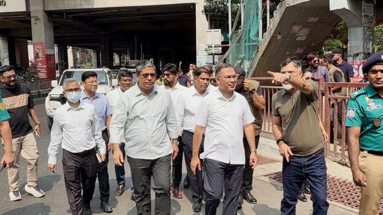 রাজধানীতে হঠাৎ সাড়ে ৪ ঘণ্টার ঝটিকা সফরে প্রধানমন্ত্রী, পরিচ্ছন্নতা নিশ্চিত করতে চরম হুঁশিয়ারি