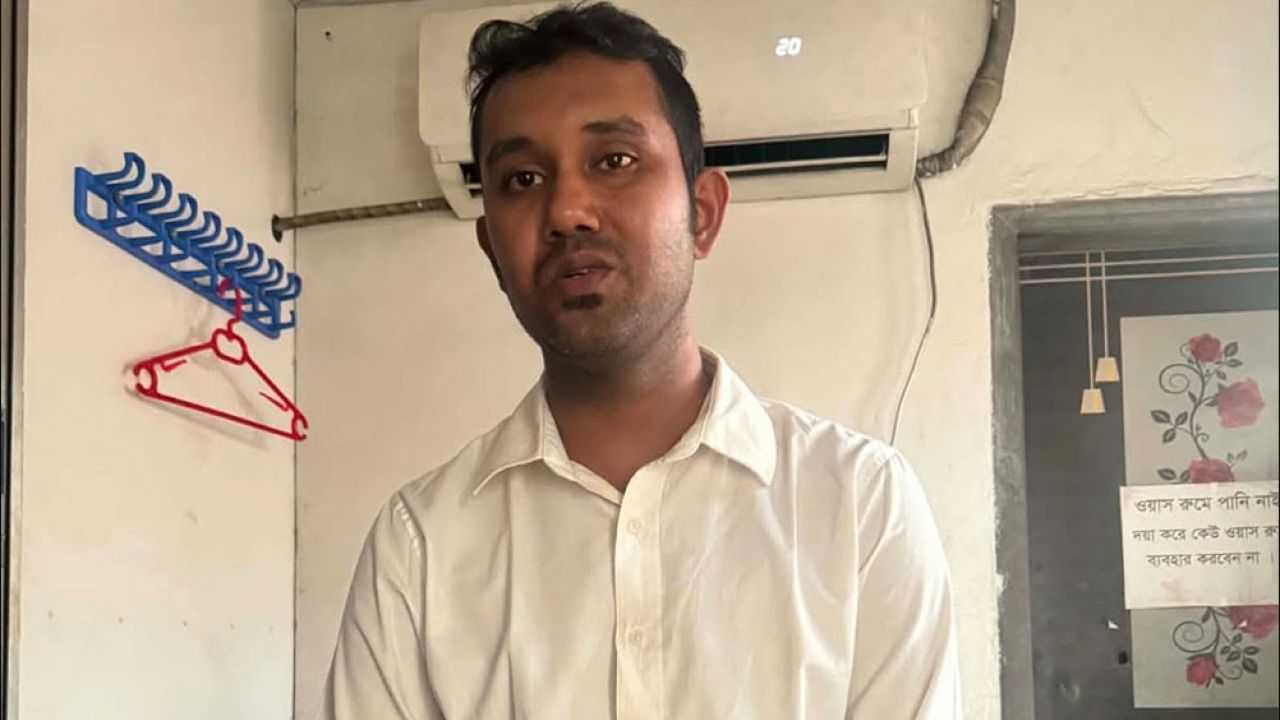 রাজধানীতে পুলিশ পরিচয় দিয়ে বাসে তল্লাশি ও অশোভন আচরণ: আটক ভুয়া পুলিশ
