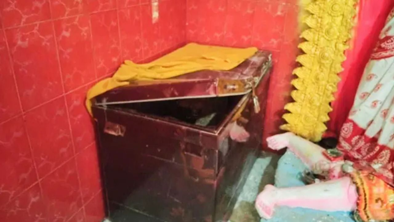 আগৈলঝাড়ায় কালী মন্দিরের রড ও ট্রাঙ্ক ভেঙে চুরি, লক্ষাধিক টাকার মালামাল লুট