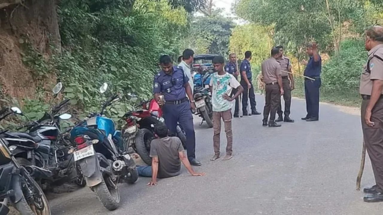 কক্সবাজারের ঈদগাঁও-ঈদগড় সড়কে দিনদুপুরে দুই দফা ডাকাতি, ৫০-৬০ যান আটকা