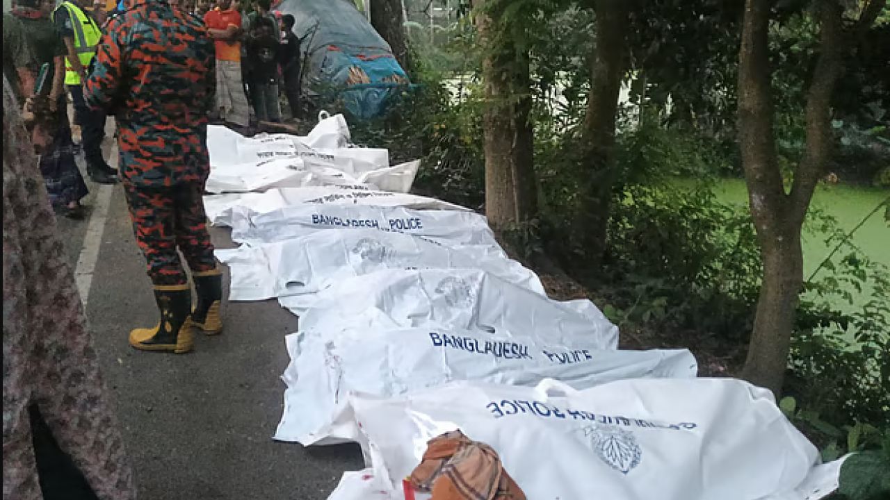 নাটোরে বাস-ট্রাক মুখোমুখি সংঘর্ষে ১৪ জন নিহত, আহত অন্তত ৩২
