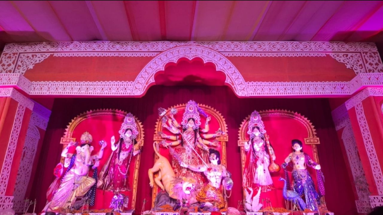 বিজয়া দশমী আজ: দেবী বিসর্জনের মধ্য দিয়ে সমাপ্তি ঘটছে শারদীয় দুর্গোৎসবের