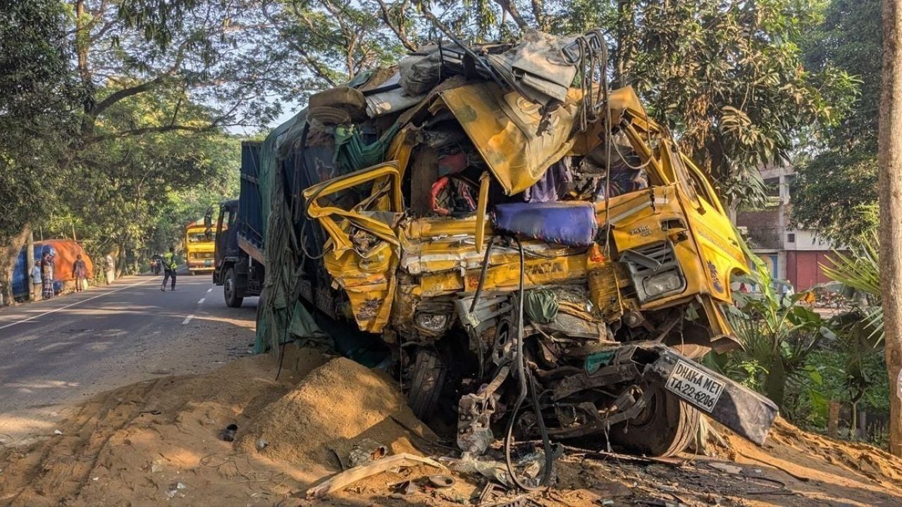 বড়াইগ্রামে ভয়াবহ দুর্ঘটনা: মৃত দুই চালককেই অজ্ঞাত আসামি করে সড়ক নিরাপত্তা আইনে মামলা