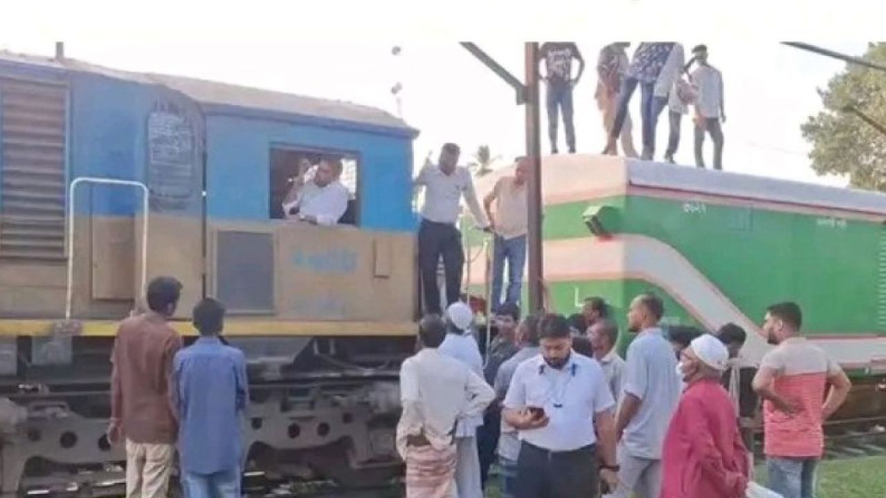 কিশোরগঞ্জে ইঞ্জিনের যান্ত্রিক ত্রুটিতে ট্রেন বিলম্ব: ৩ ঘণ্টা পর ঢাকার উদ্দেশ্যে রওনা, যাত্রীদের দুর্ভোগ