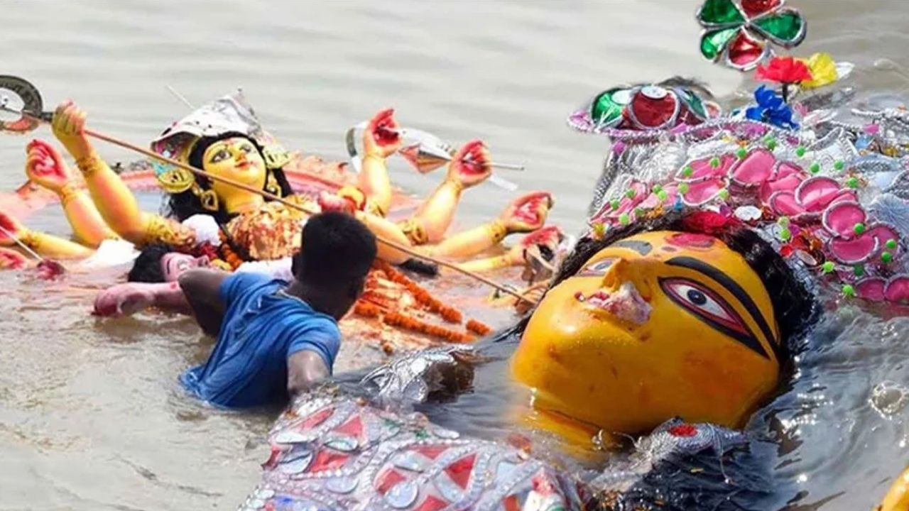 পশ্চিমবঙ্গের হুগলিতে গঙ্গা থেকে প্রতিমার কাঠামো তুলতে গিয়ে কাদায় আটকে বিজেপি নেতার মৃত্যু