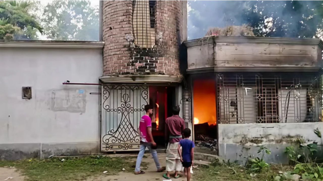 পাবনায় আবাসিক মহিলা মাদ্রাসার ছাত্রীকে ধর্ষণচেষ্টা, শিক্ষককে গণধোলাই দিয়ে পুলিশে সোপর্দ
