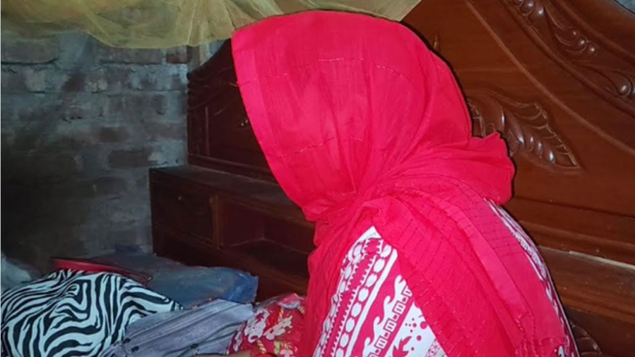 বিয়ের দাবিতে জজের বাড়িতে স্কুলশিক্ষিকার অনশন, বিচারক পলাতক