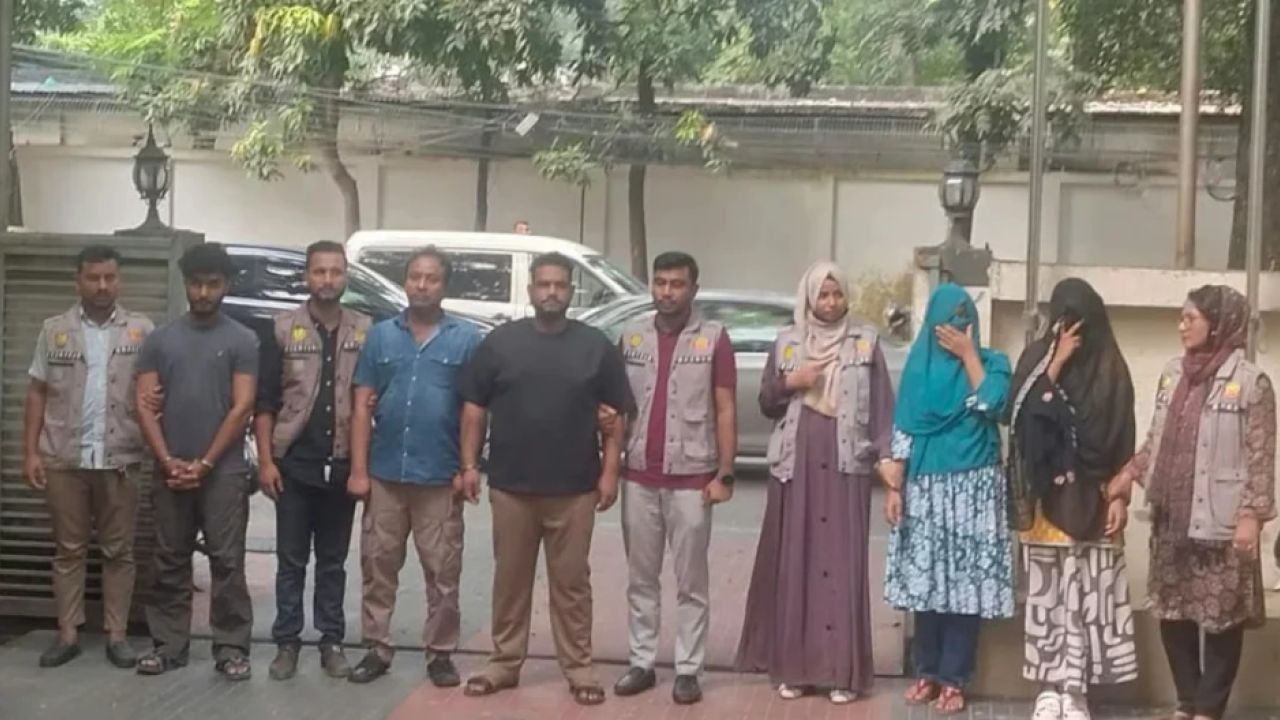 সামাজিক যোগাযোগমাধ্যমে প্রেমের ফাঁদে ফেলে ব্ল্যাকমেইল: নারীসহ ডিবি পুলিশ কর্তৃক গ্রেপ্তার ৫