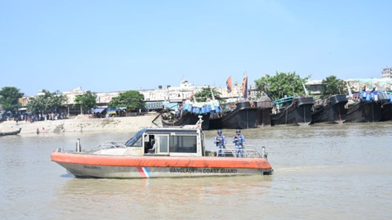 মা ইলিশ সংরক্ষণে কোস্ট গার্ড পূর্ব জোনের কঠোর নজরদারি ও বিশেষ অভিযান পরিচালনা