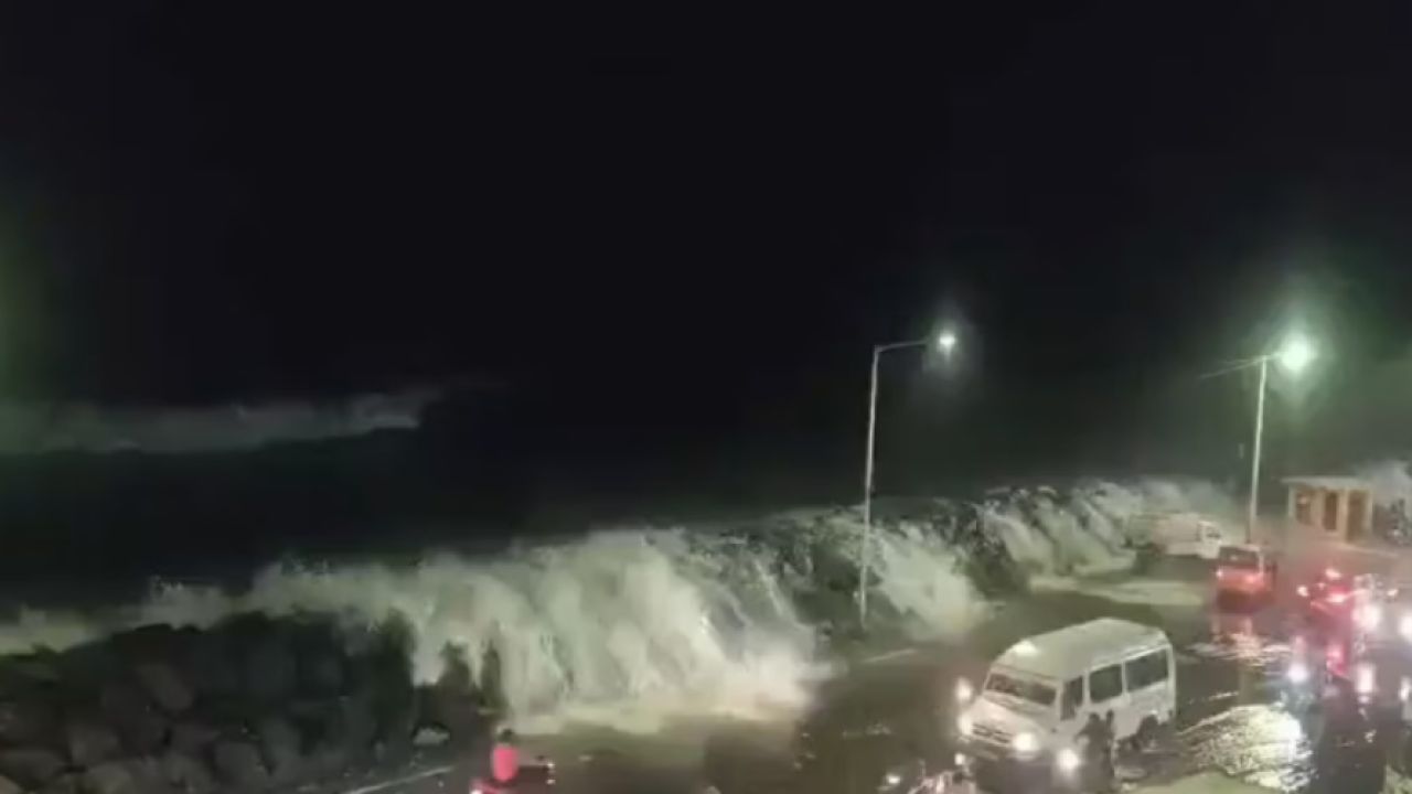 ভারতের অন্ধ্রপ্রদেশ ও ইয়ানাম উপকূলে ঘূর্ণিঝড় 'অর্ণব'-এর তাণ্ডব, বাতাসের গতিবেগ ১৫০ কিমি