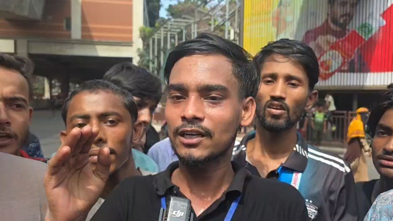 বেতন ৩০ হাজার টাকা করার দাবিতে মিরপুরে তৈরি পোশাক শ্রমিকদের সড়ক অবরোধ