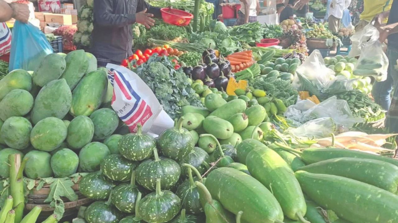 রাজধানীর বাজারে শীতকালীন সবজি, মাছ ও মুরগির চড়া দাম, বিপাকে ক্রেতারা