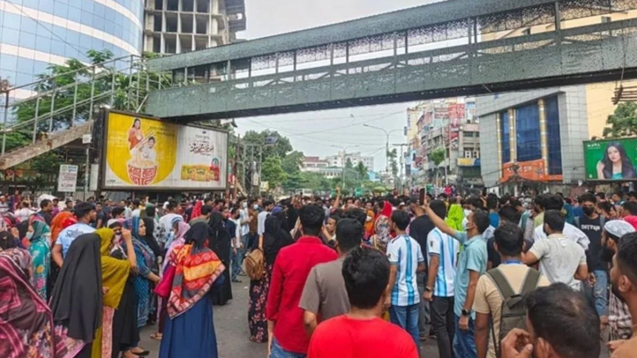 ন্যূনতম মাসিক মজুরি ৩০ হাজার টাকার দাবিতে মিরপুরে পোশাকশ্রমিকদের সড়ক অবরোধ ও বিক্ষোভ