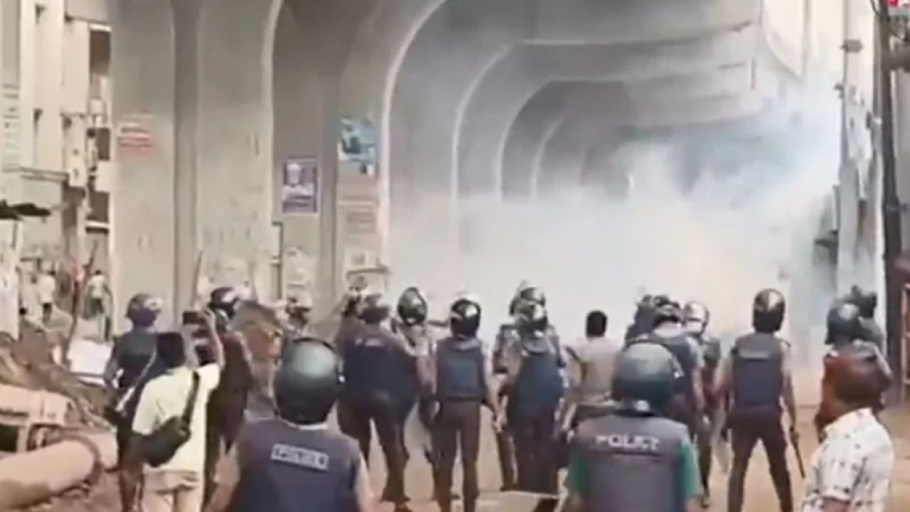 ৩০ হাজার টাকা মজুরির দাবিতে মিরপুর ও আশুলিয়ায় পোশাকশ্রমিকদের বিক্ষোভ ও সড়ক অবরোধ